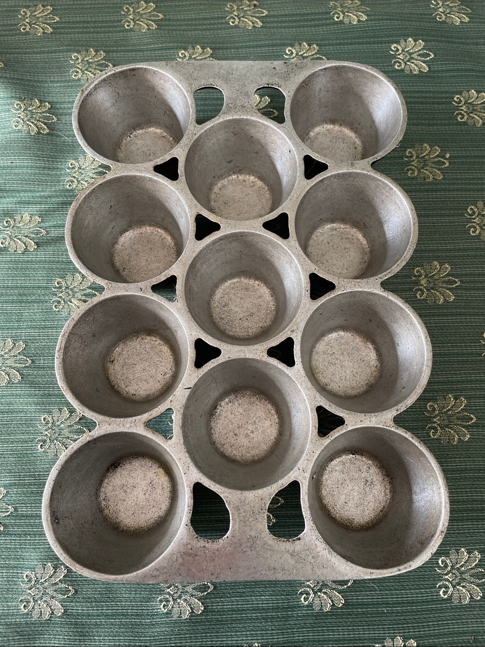 Vintage Wagner 11-Cup Cast Aluminum Popover/ Muffin Pan - Silver